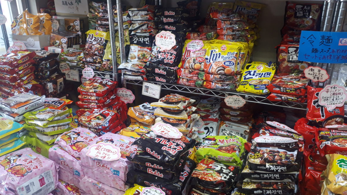 札幌の中国食材・韓国食材「キムチランド北海道24条店」店内2