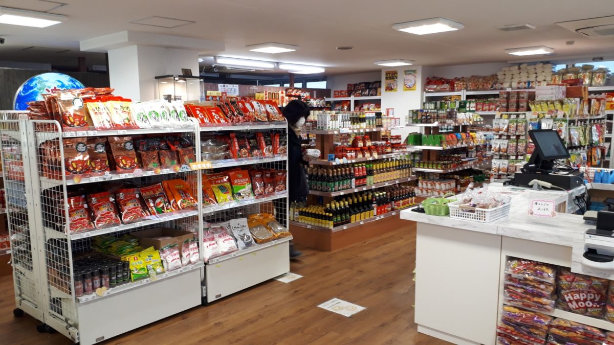 アジア食品楽市北区店北大前の店内