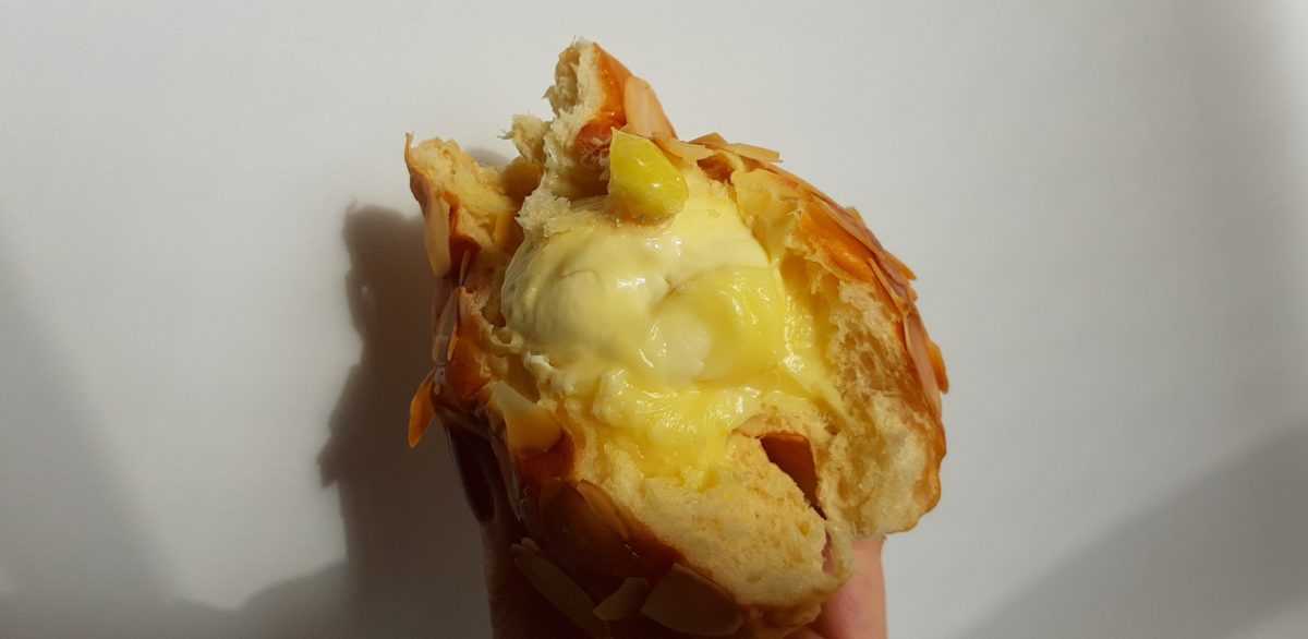 メシパンの奇跡のカスタードチーズパン断面