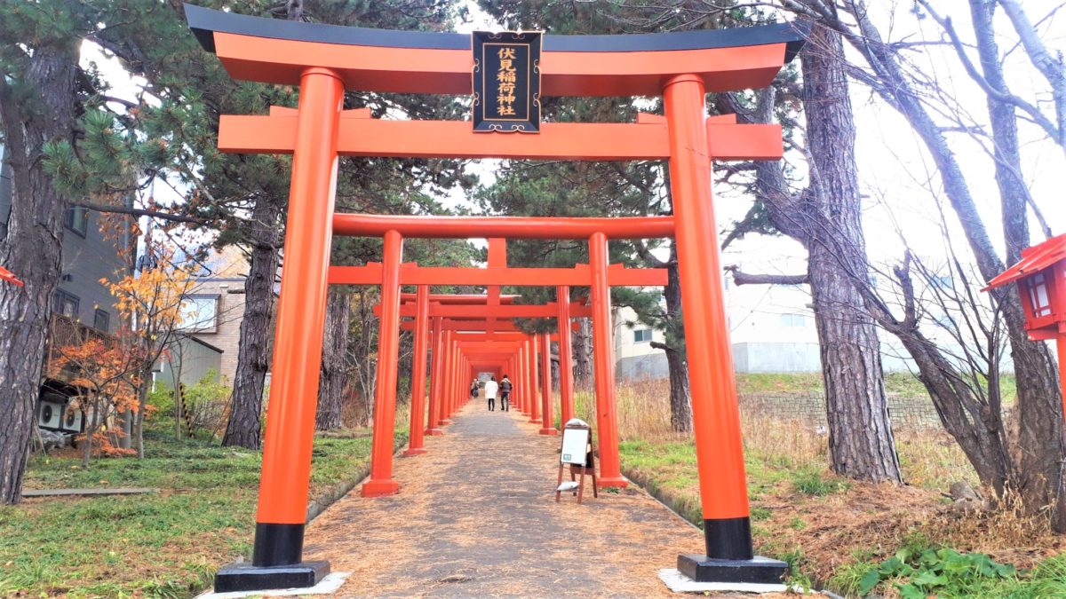 11 22 23 札幌伏見稲荷神社で 花手水 とキッチンカーグルメが楽しめるイベントを開催 花手水 ポロノオト