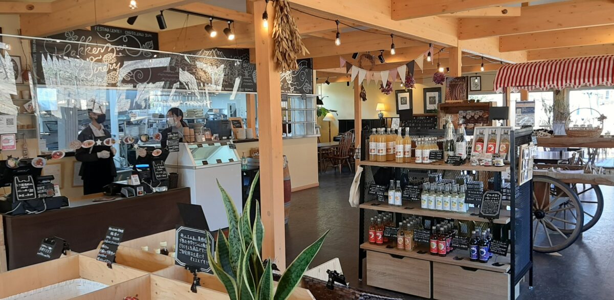 八剣山ワイナリー「八剣山キッチン＆マルシェ」カフェ直売所店内