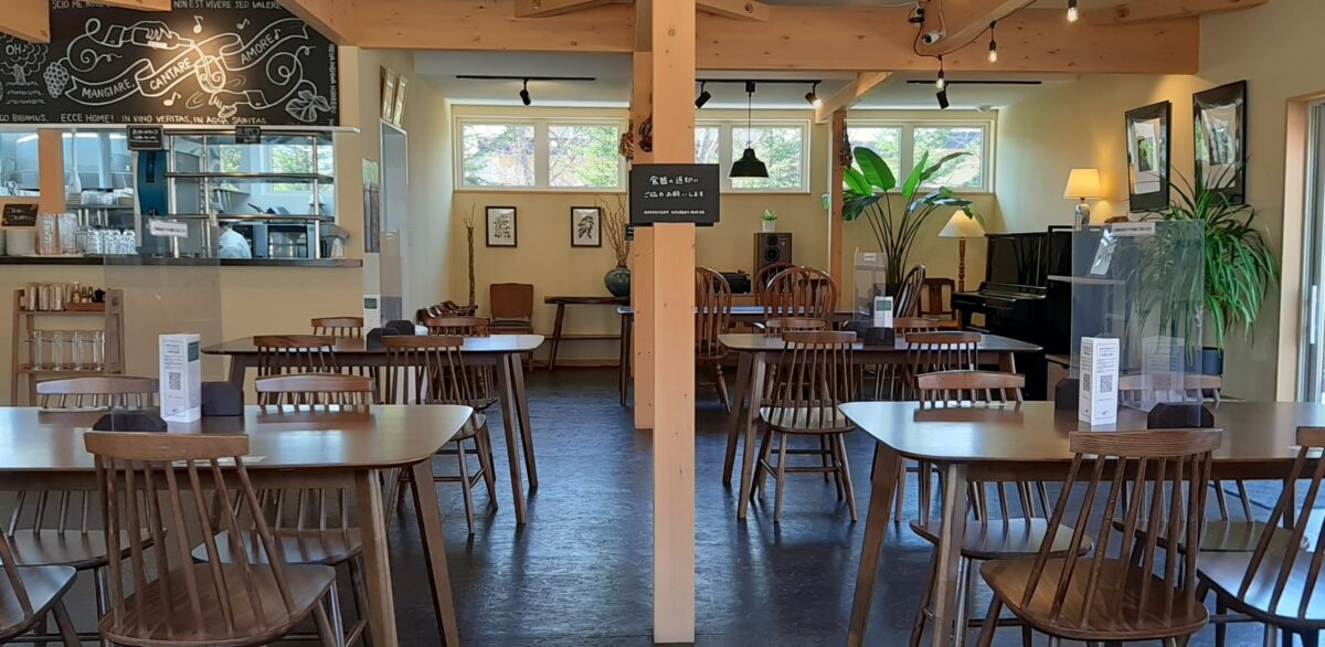 八剣山ワイナリー「八剣山キッチン＆マルシェ」カフェ店内座席