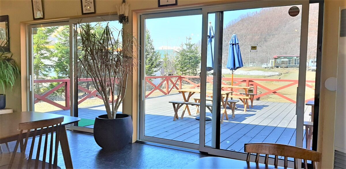 八剣山ワイナリー「八剣山キッチン＆マルシェ」カフェテラス席