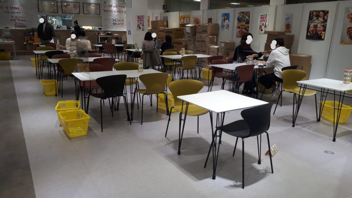 札幌韓国食材スーパー「イエスマート札幌店（Yesmartエイサン）」2階チキンキンパレストラン座席