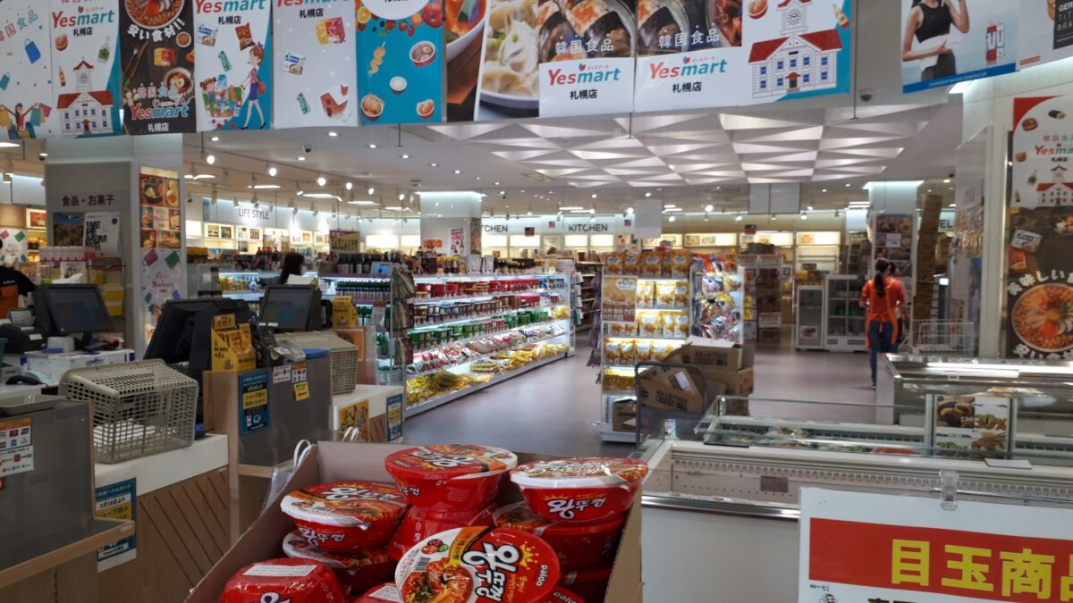 札幌韓国食材スーパー「イエスマート札幌店（Yesmartエイサン）」1階