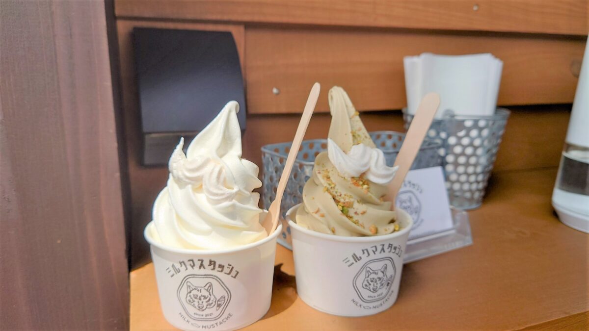 ミルクマスタッシュのミルクソフトクリームとピスタチオソフトクリーム
