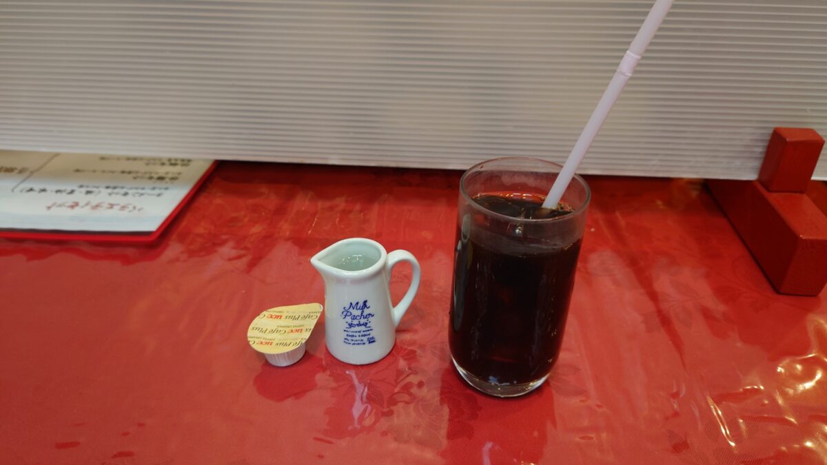 五修堂のランチセットのアイスコーヒー