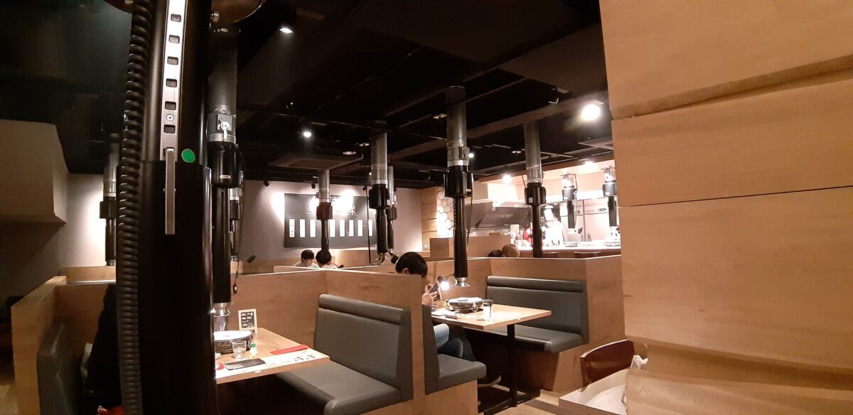 札幌焼肉「炭火焼肉やまごや」店内座席