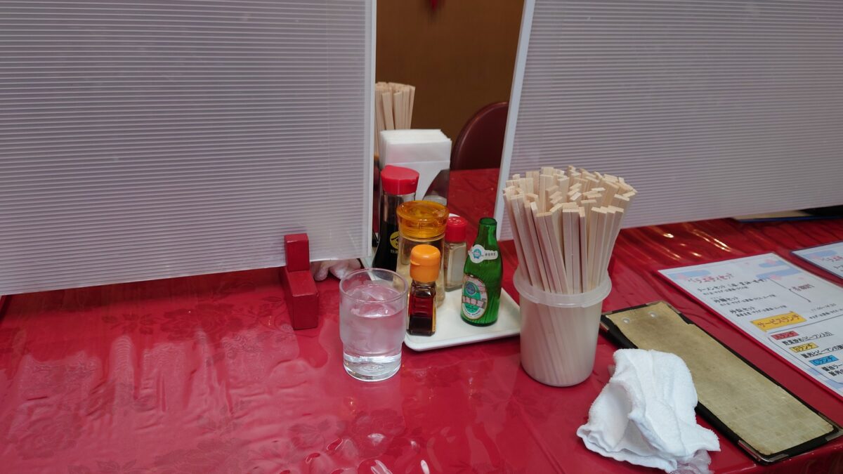 五修堂の長テーブル(カウンター)