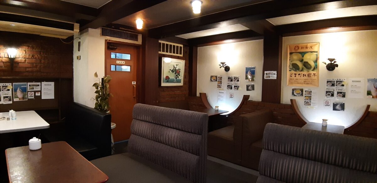 札幌新倉屋本店喫茶の店舗内