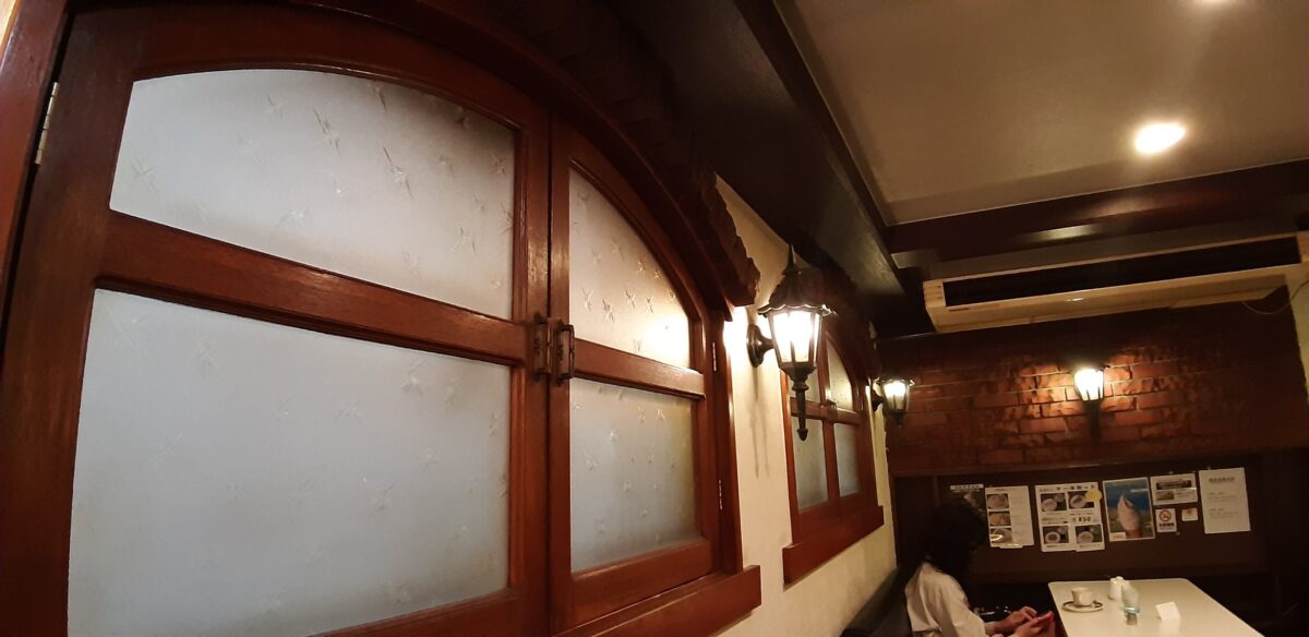 札幌新倉屋本店喫茶の店内