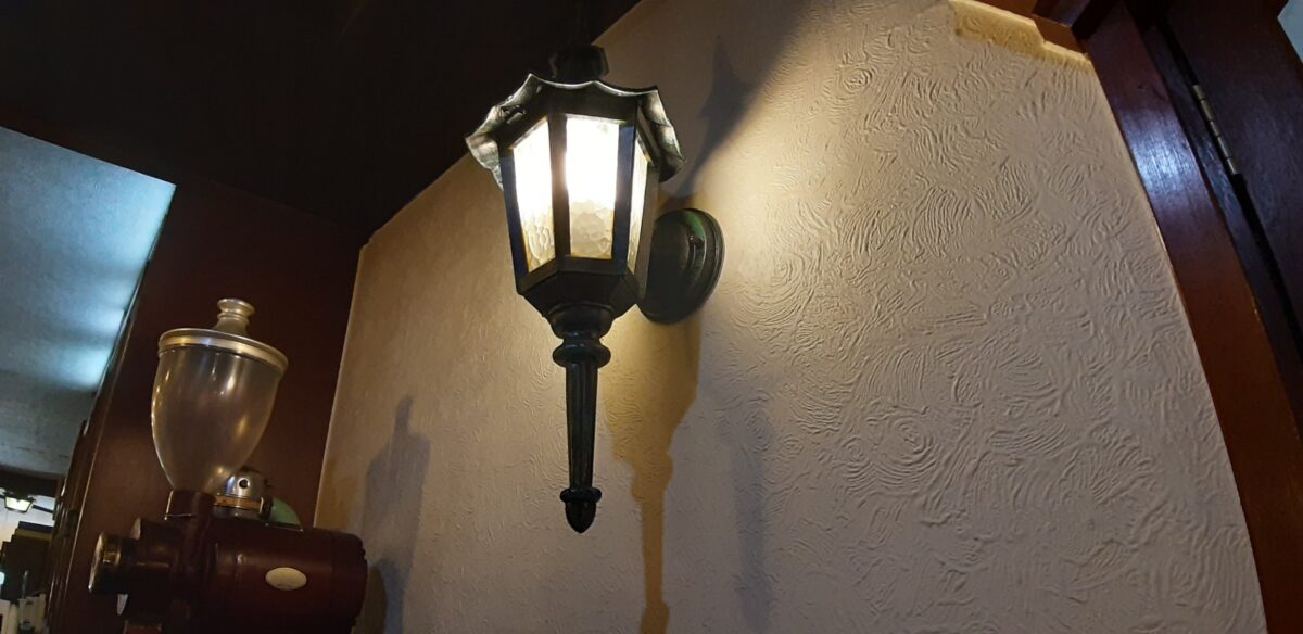 札幌新倉屋本店喫茶の店内レトロインテリア