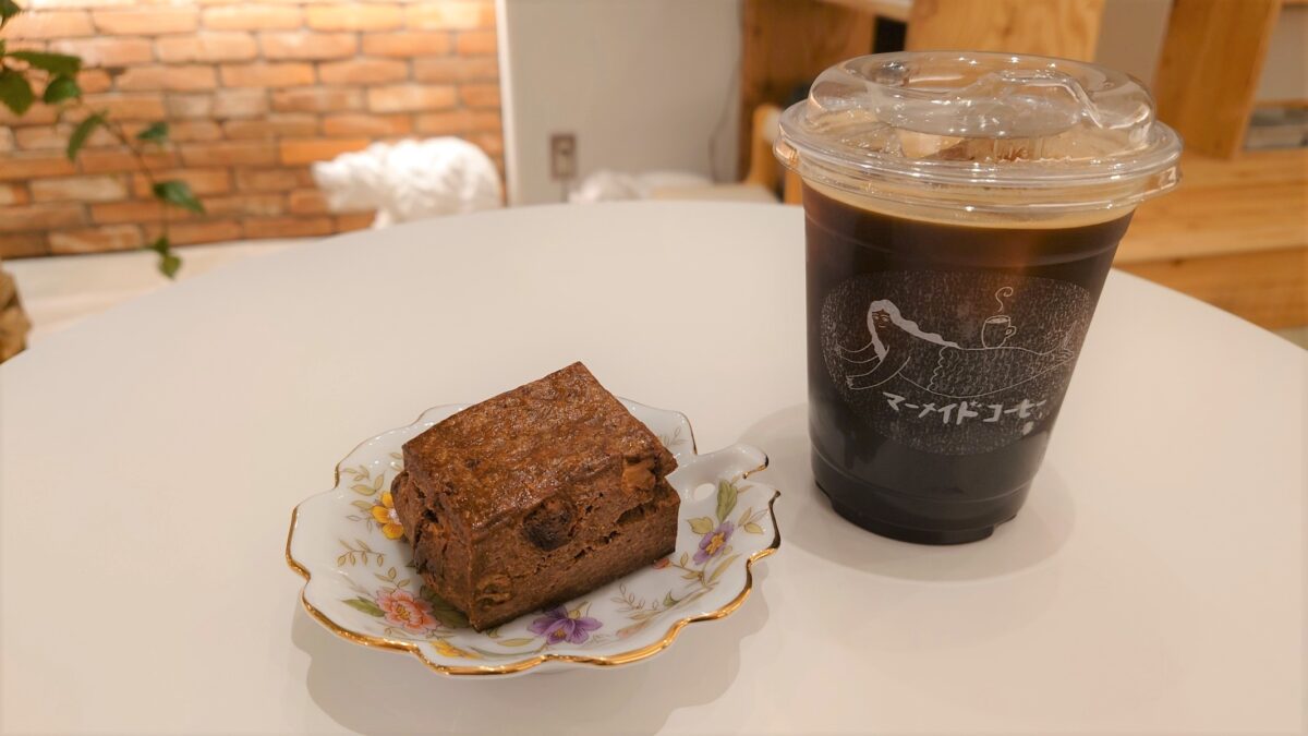 マーメイドコーヒーロースターズ札幌店のビターブレンドアイスコーヒーとココアスコーン