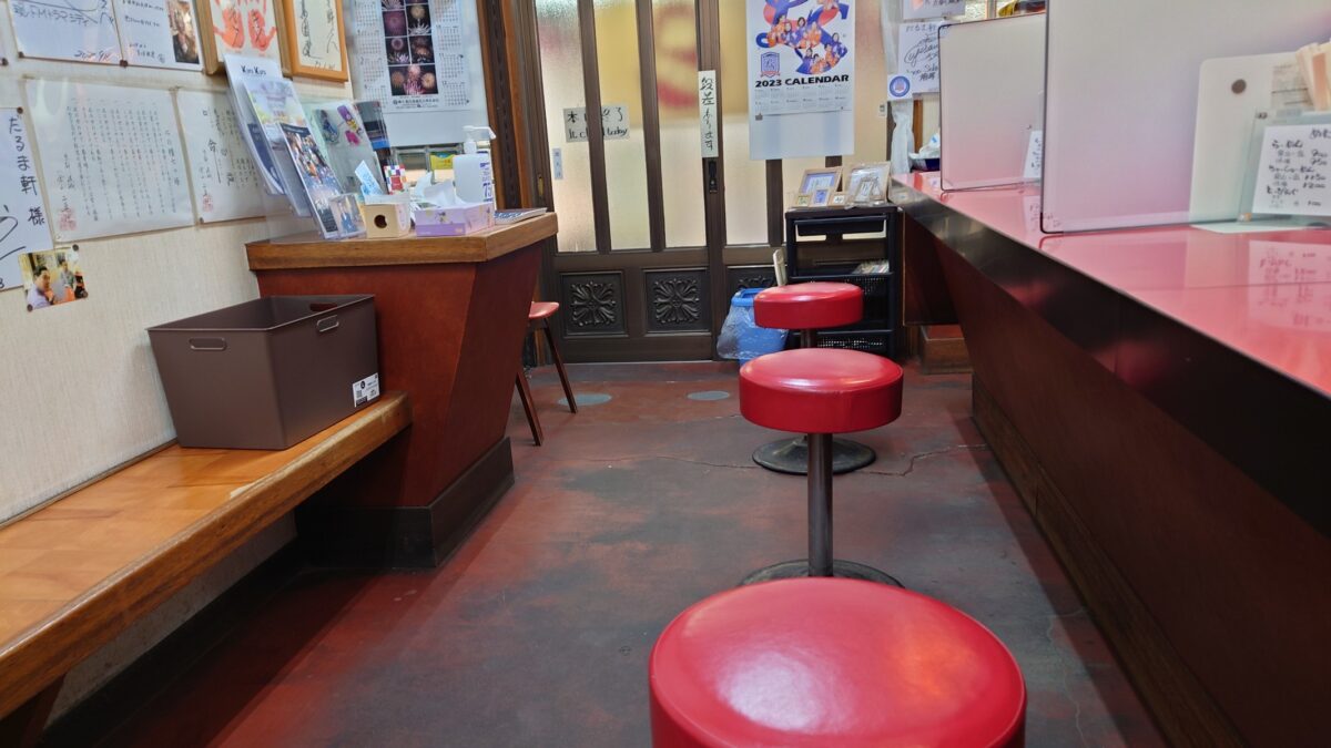 だるま軒の店内カウンター