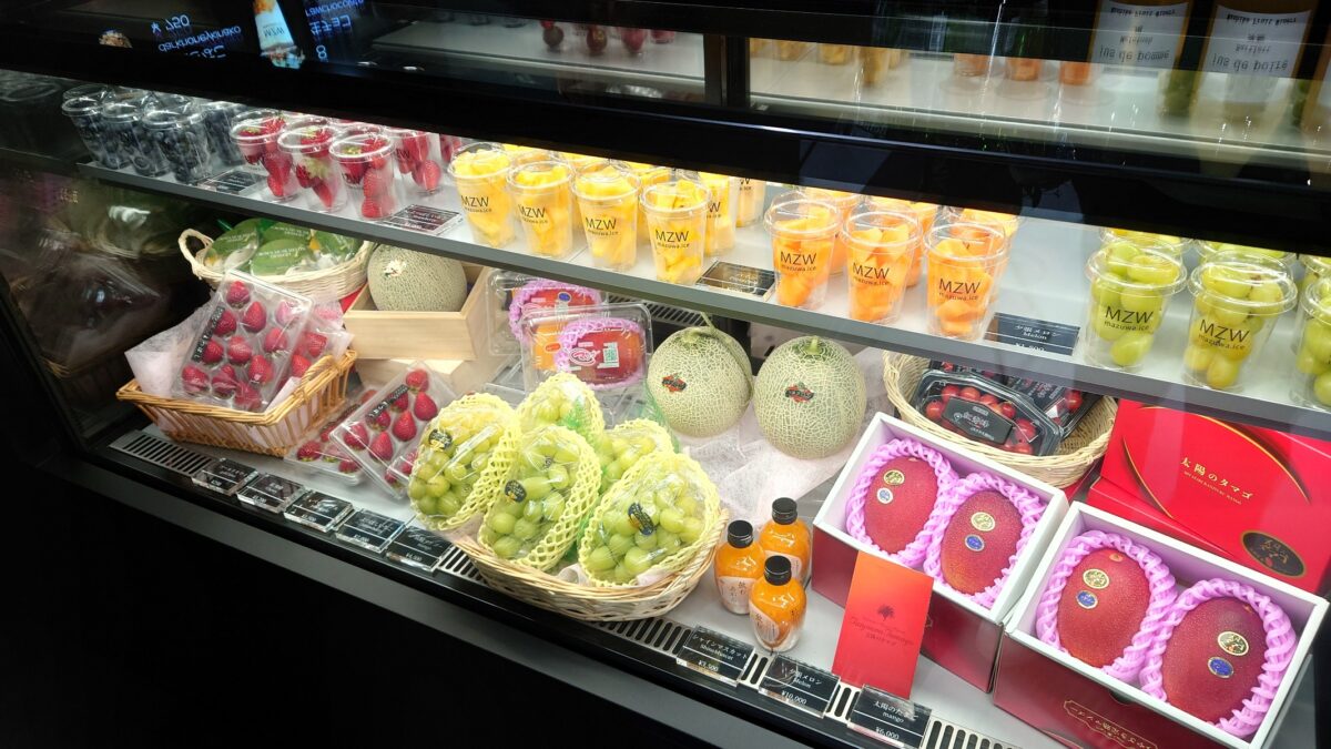 札幌ソフトクリーム専門店『まずは、アイス』のフルーツショーケース